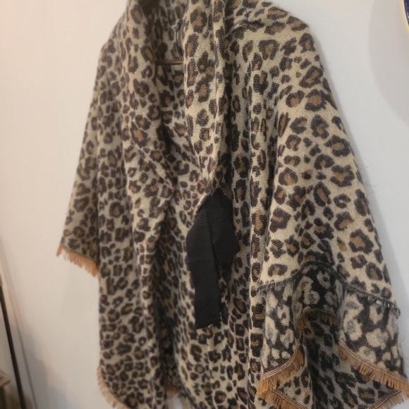 Sweater Cape By Always Fabulous Leopard Print 100% Acrylic OSFA - Picture 7 of 7
